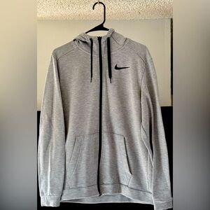 I am selling a women’s sports jacket.